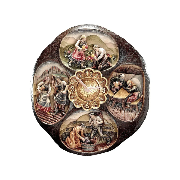 Horloge murale sculptée en relief représentant les quatre saisons