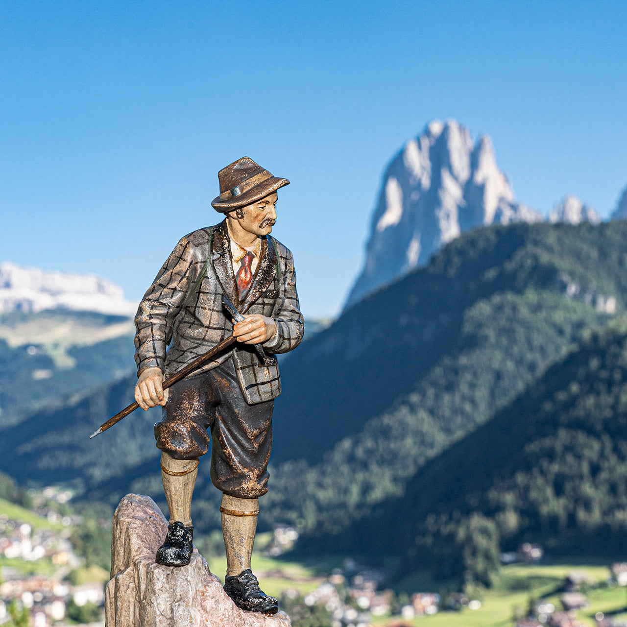 Charger la vidéo : Un voyage axé sur la sculpture sur bois à Ortisei dans le Val Gardena - Tyrol du Sud