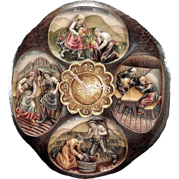Horloge murale sculptée en relief représentant les quatre saisons